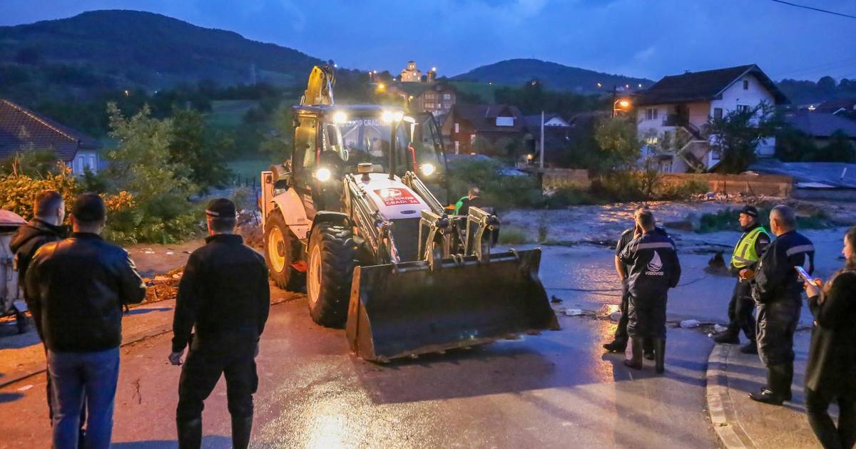 U nevremenu u Srbiji poginula žena na automobil palo stablo 24sata