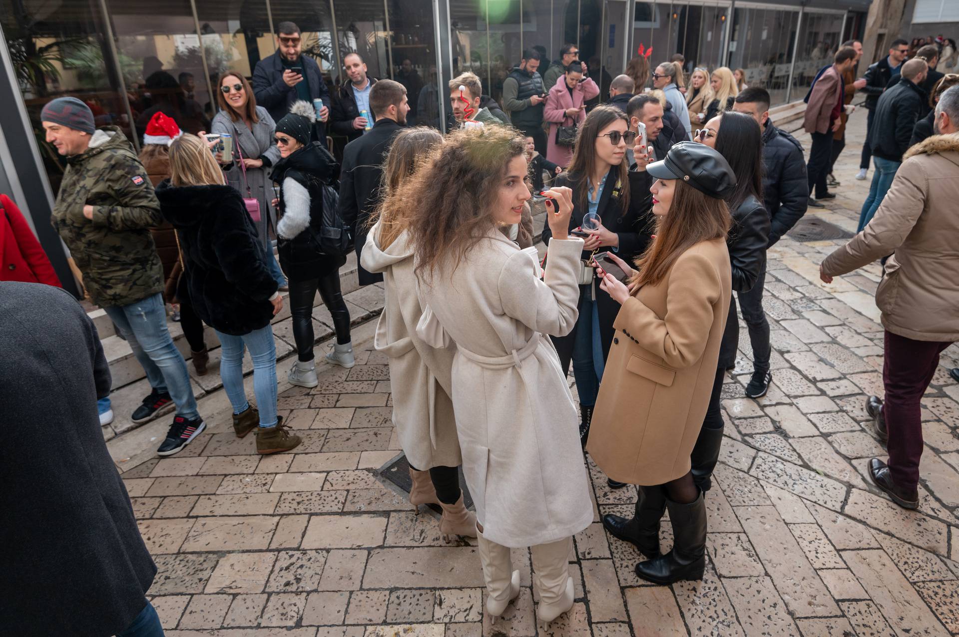 Badnjak Kao Da Nema Korone Po Ulicama Se Pjeva Pije Vino A Maske