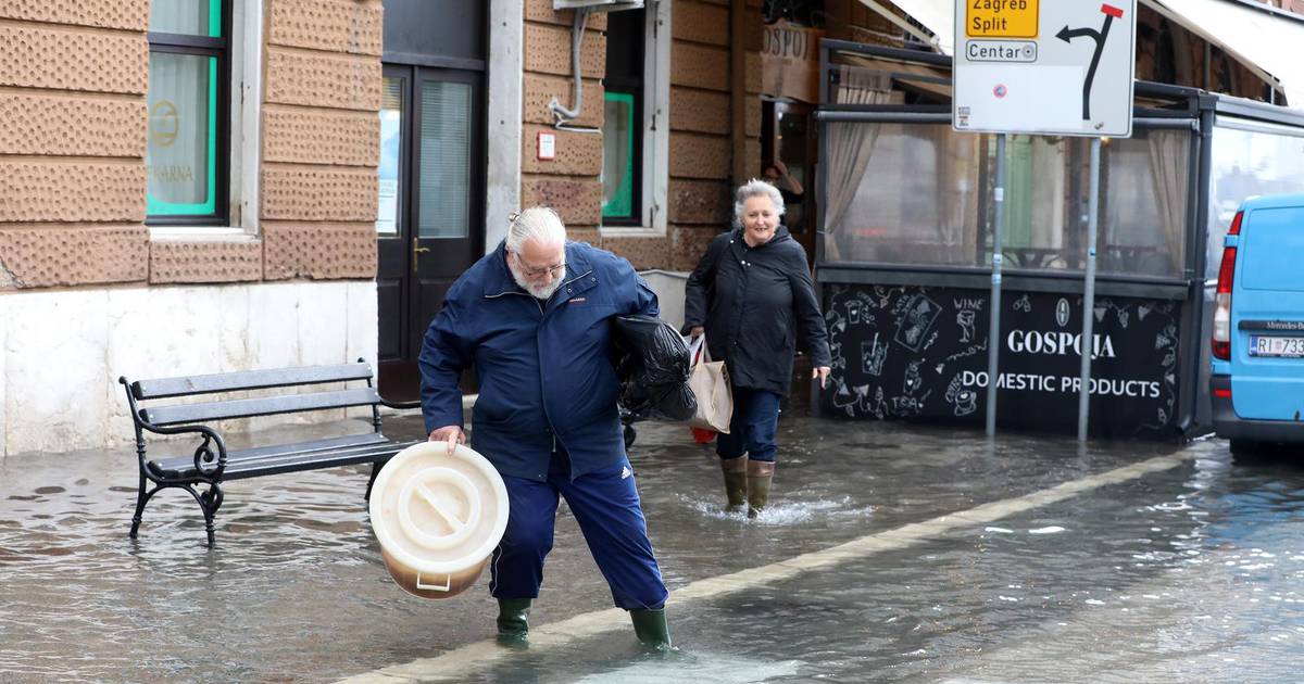 FOTO Obilna kiša uzrokovala probleme u Rijeci Pod vodom opet ulice