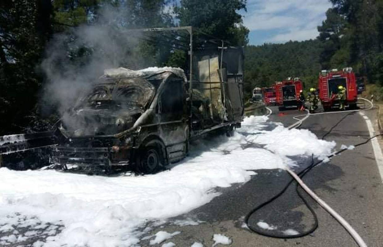 Kamion izgorio kod Poreča Zapalio se zbog tehničkog kvara 24sata