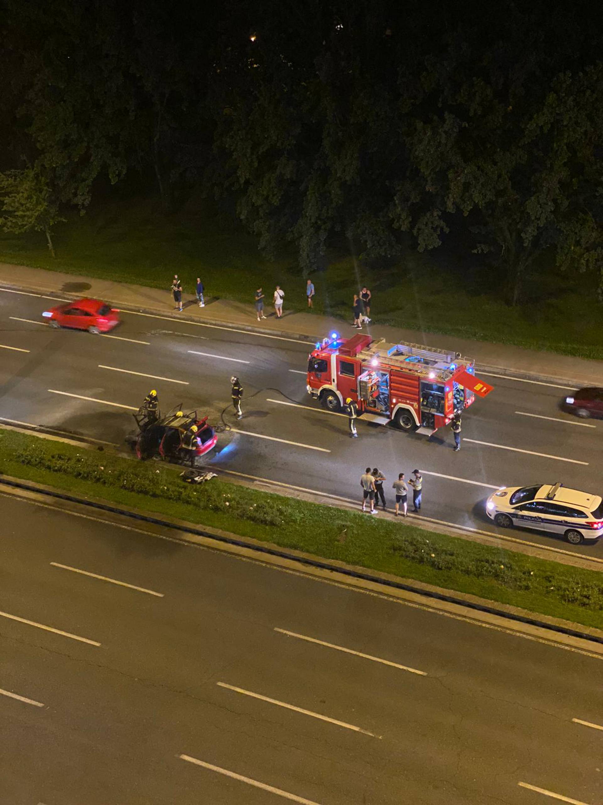 Galerija slika Video Zapalio se auto na cesti u Zagrebu muškarci