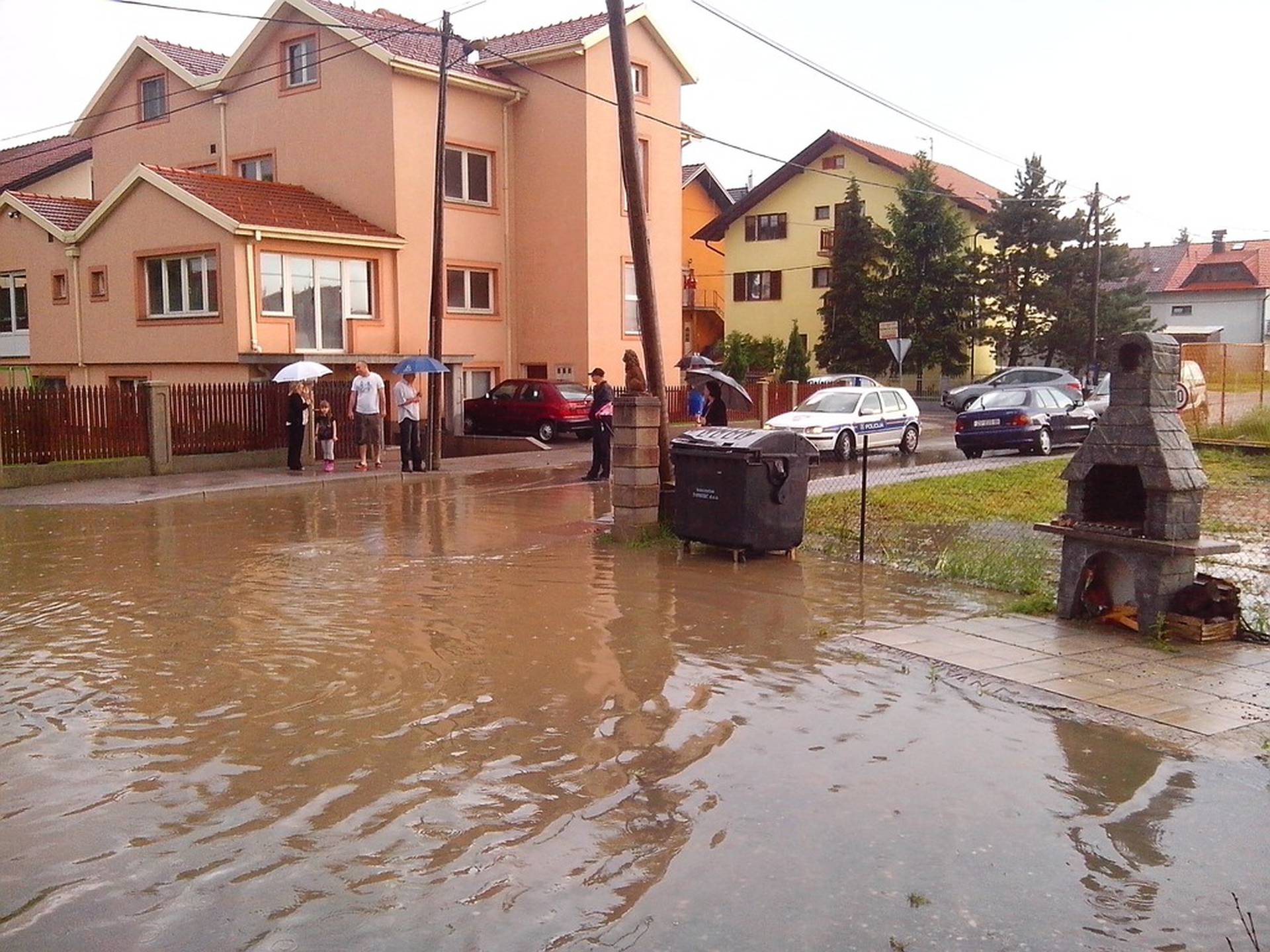 Galerija Slika Ki A Poplavila Ulice Voda Je Izbijala Poklopce