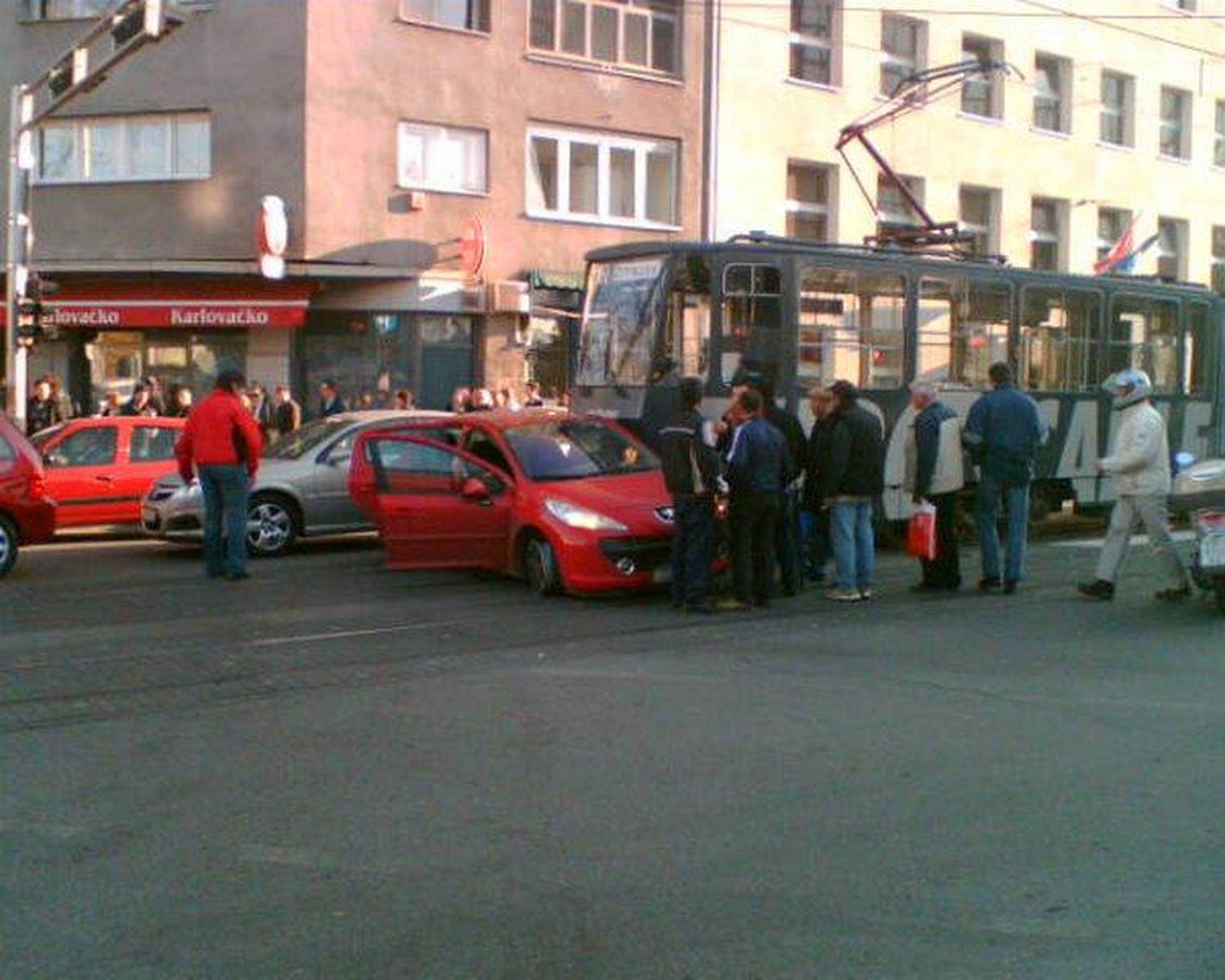 Galerija Slika Skrenuo U Zabranjeni Smjer I Udario Tramvaj Sata