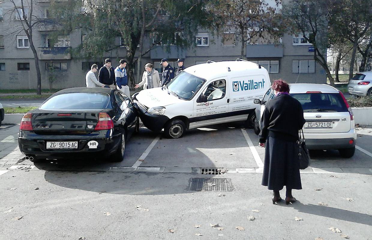 Sletio S Ceste Na Parkirali Te I Zabio Se U Parkirani Automobil Sata