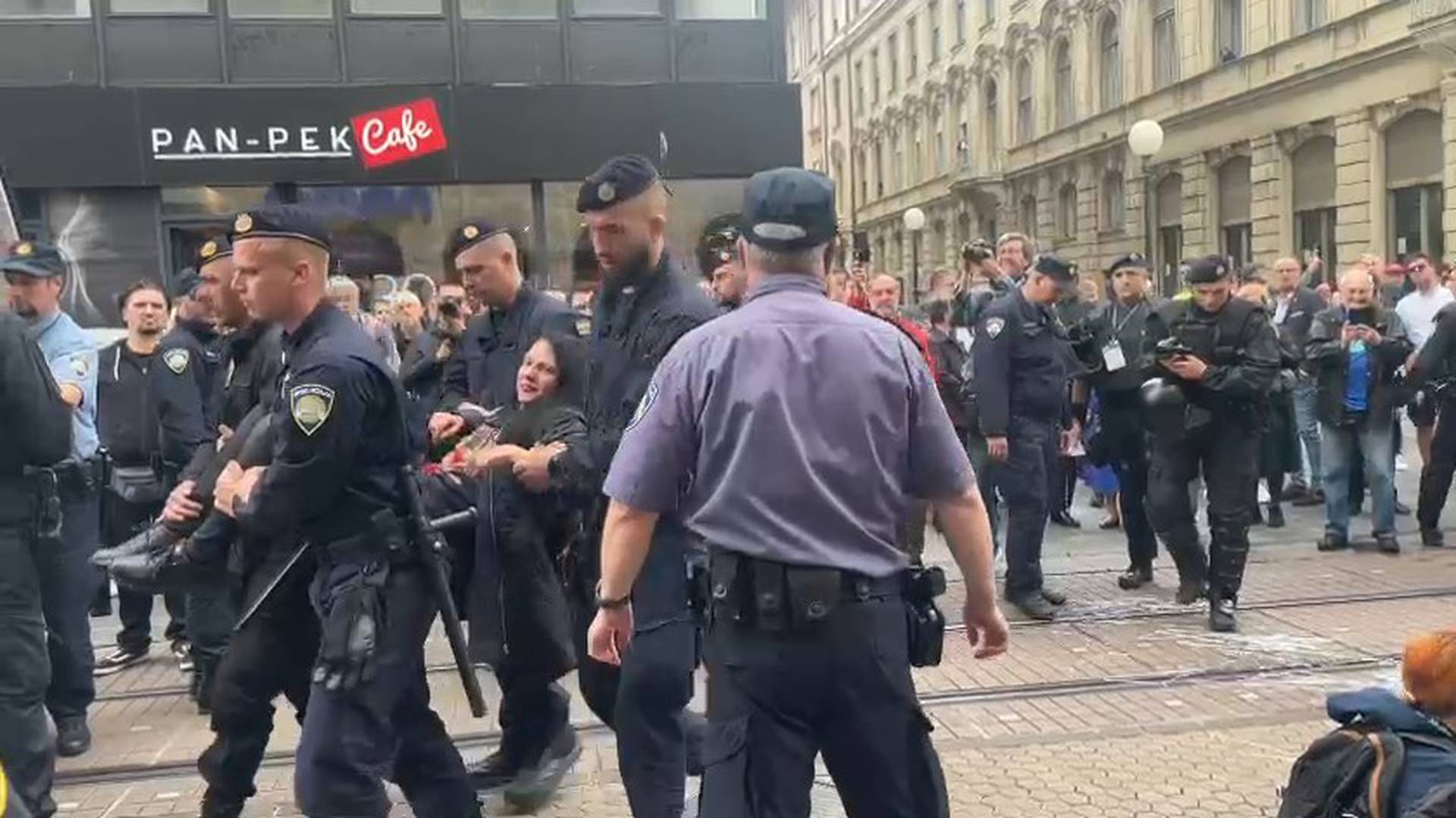 Galerija slika Pogledajte kako policija odnosi žene blokirale su Hod