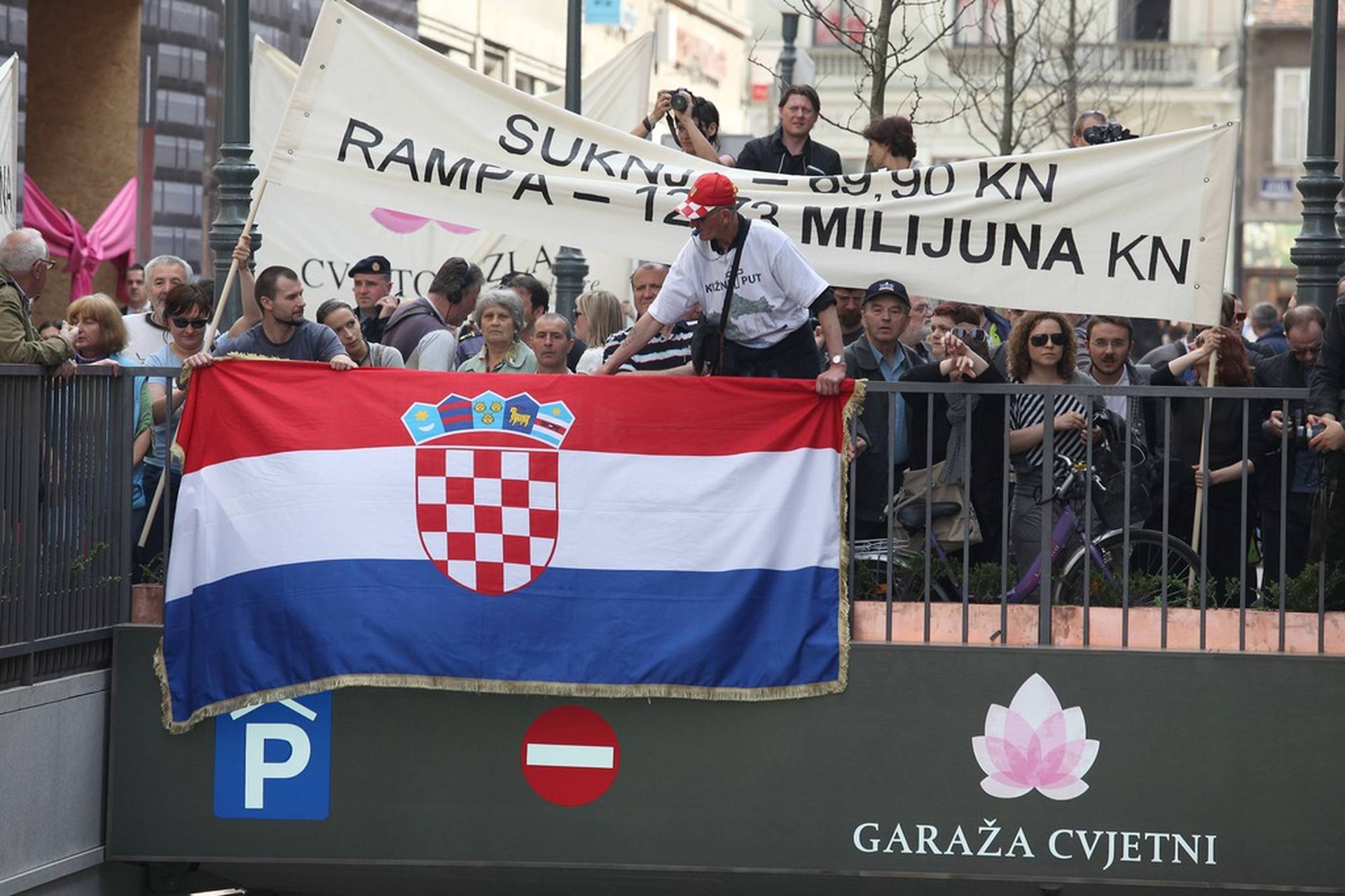 Galerija Slika Tukli Se Policija I Prosvjednici Priveli Pernara I