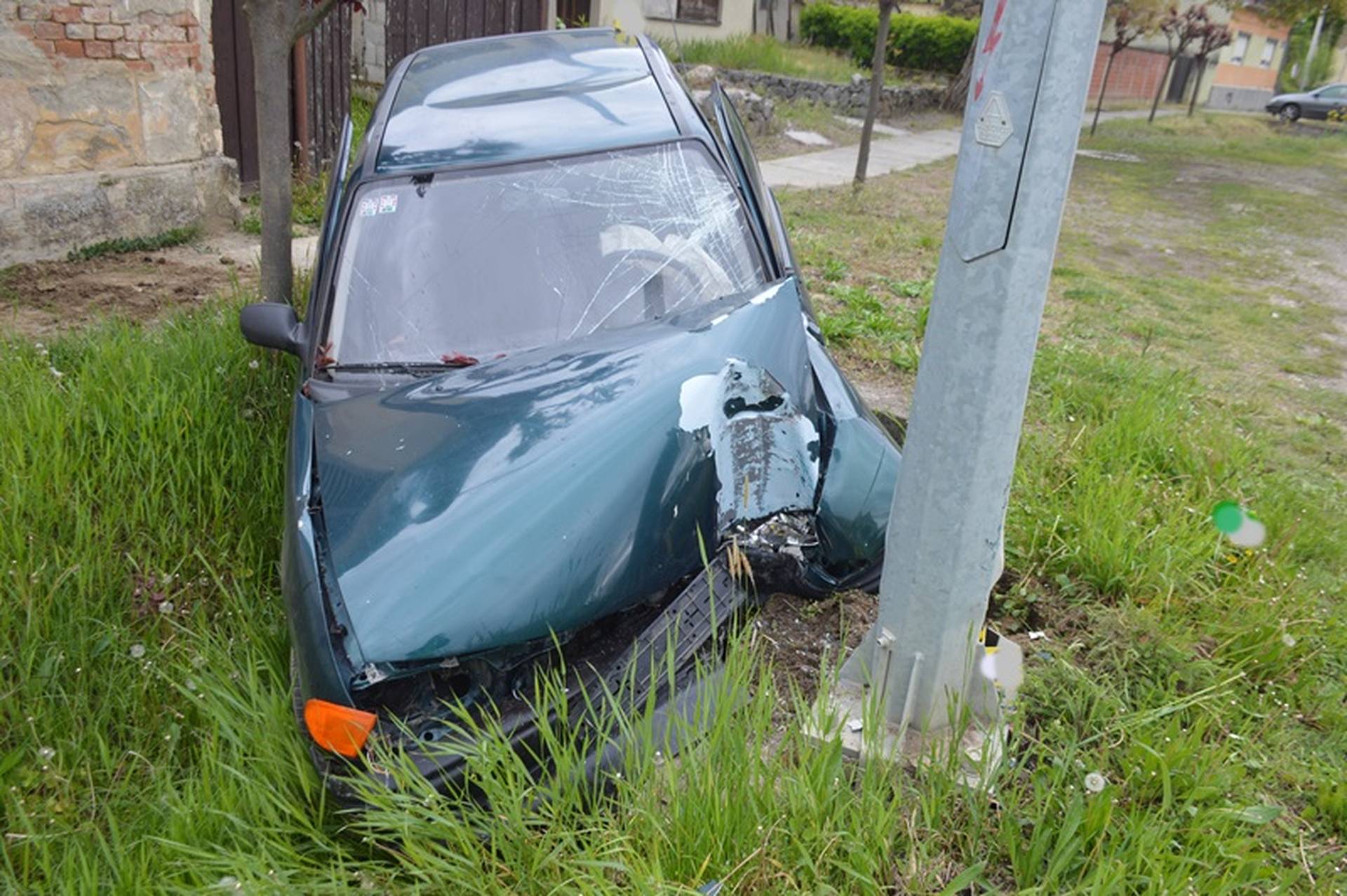 Galerija Slika Pijan I Bez Voza Ke Sletio S Ceste I Zabio Se U