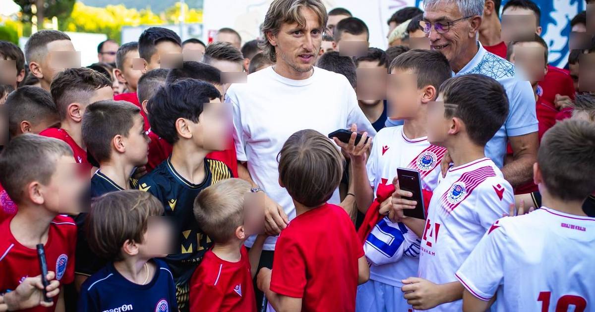 FOTO Modrić je stigao u Mostar Luku su dočekale stotine djece 24sata