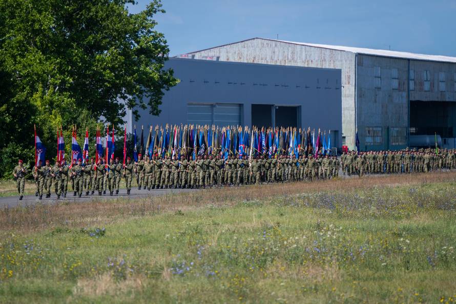 Velika Gorica: Uvježbavanje pješačkih postroja Hrvatske vojske za svečani vojni mimohod