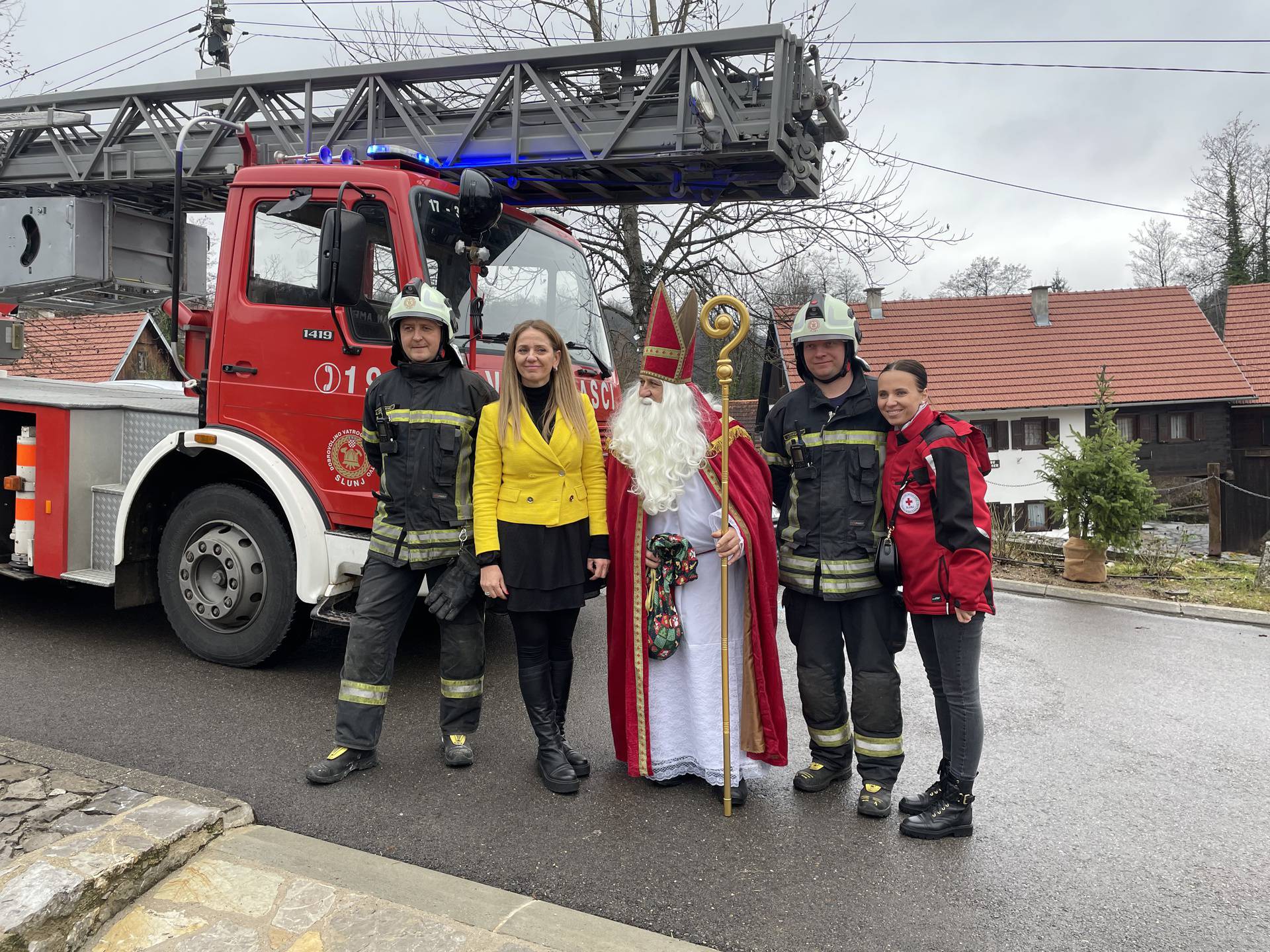 Slunjski Sveti Nikola dolazi djeci na vatrogasnim kolima: 'To smo uveli u koroni, a sad je tradicija'