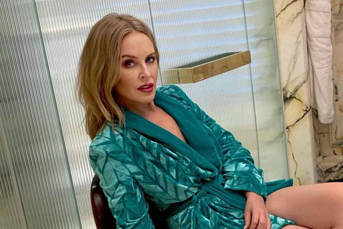 Kylie Minogue u 53. je pozirala u ogrtaču do guze: Ti si kao vino