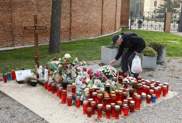 Zagreb: Grob Milana Bandića pun svijeća uoči blagdana Svih svetih