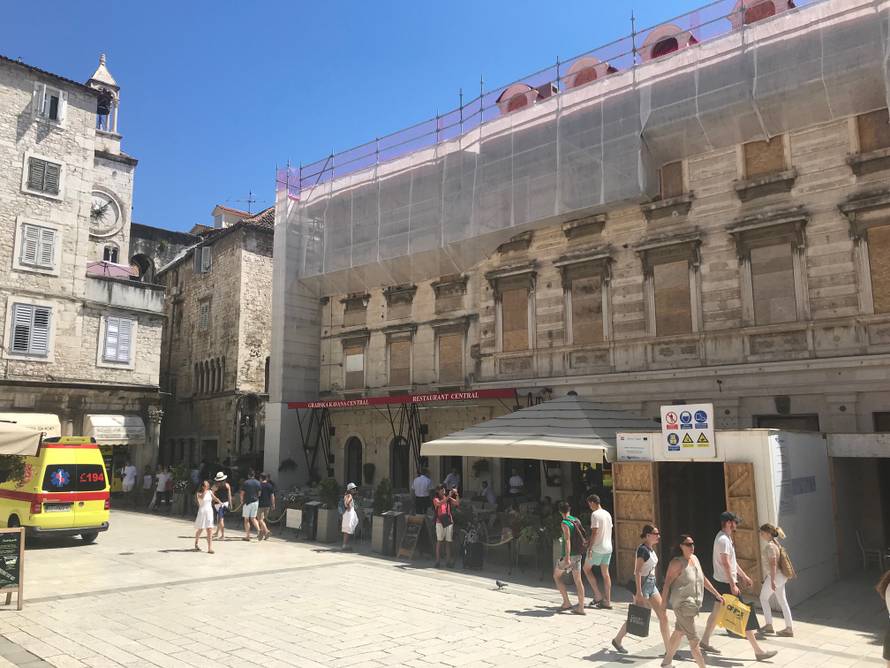 Pao sa sedam i pol metara: Ima teške ozljede glave, u bolnici je