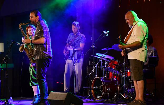 Slavonski Brod: Koncert  jazz sastava Sing Song Swing na pozornici Brodskog glazbenog ljeta