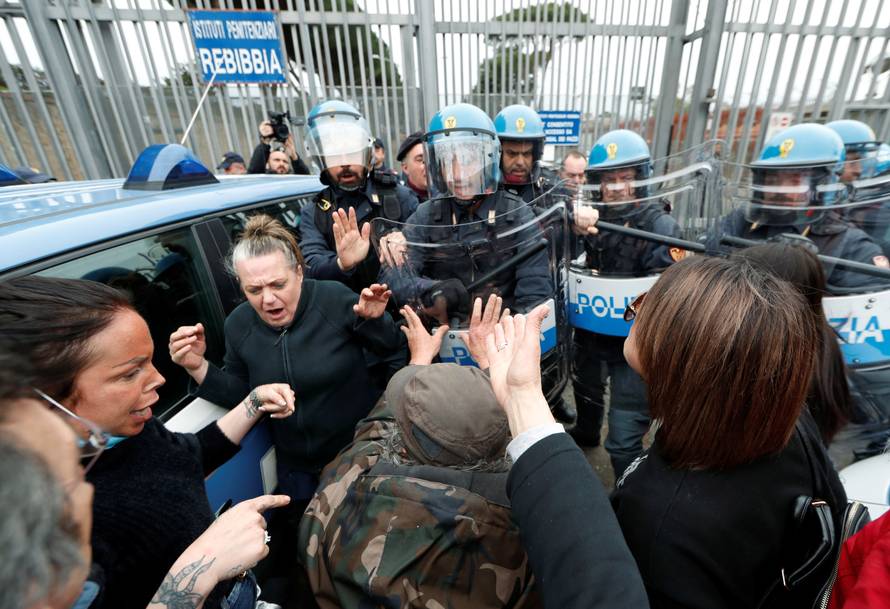 Totalni kaos u Italiji: Ispred zatvora mlate se s policijom