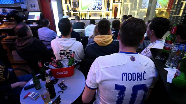 Zagreb: Udruga navijača Reala iz Hrvatske organizirano gleda utakmicu Manchester City - Real