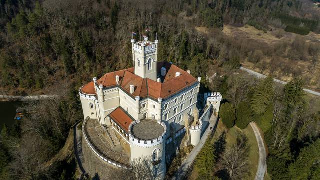 Dvorac Trakošćan i njegova okolica snimljeni iz zraka