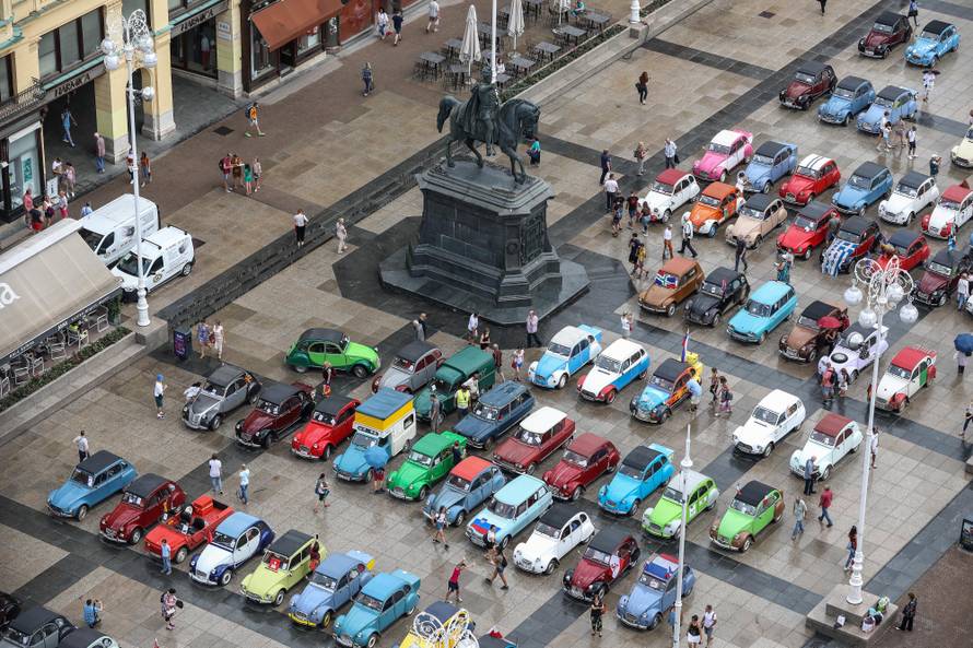 Spačeki okupirali Trg: Ma ovo je naš automobilski Woodstock