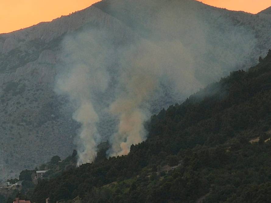 VIDEO Četiri požara kod Brela pod kontrolom, vatrogasci će ostati na terenu čitavu noć