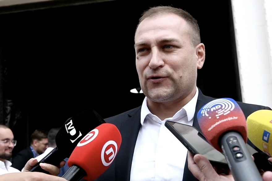 Ministar David Vlajčić odgovarao na pitanja novinara o slucajevima bedrenice u Hrvatskoj