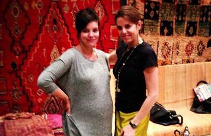 Još malo: Lily Allen ponosno pokazuje trudnički trbuščić