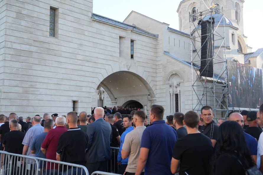 Beograd: Brojni građani došli odati počast ratnom zločincu Ratku Mladiću