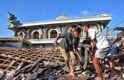 Strašan potres: Najmanje 91 poginulih, mnoge i dalje traže