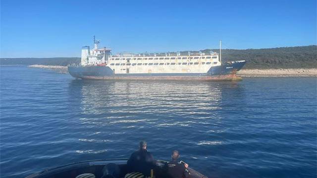 Nasukao se brod u luci Raši: Na njemu bilo 15 članova posade, plovi pod zastavom Tanzanije