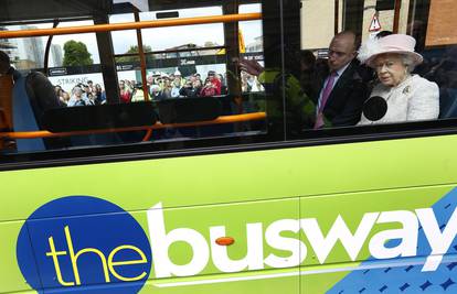 Svi koriste javni prijevoz: Čak se i kraljica vozila autobusom