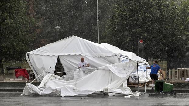 Šatorsko naselje ispred Narodne skupštine Republike Srbije nije izdržalo nevrijeme koje je pogodilo Beograd