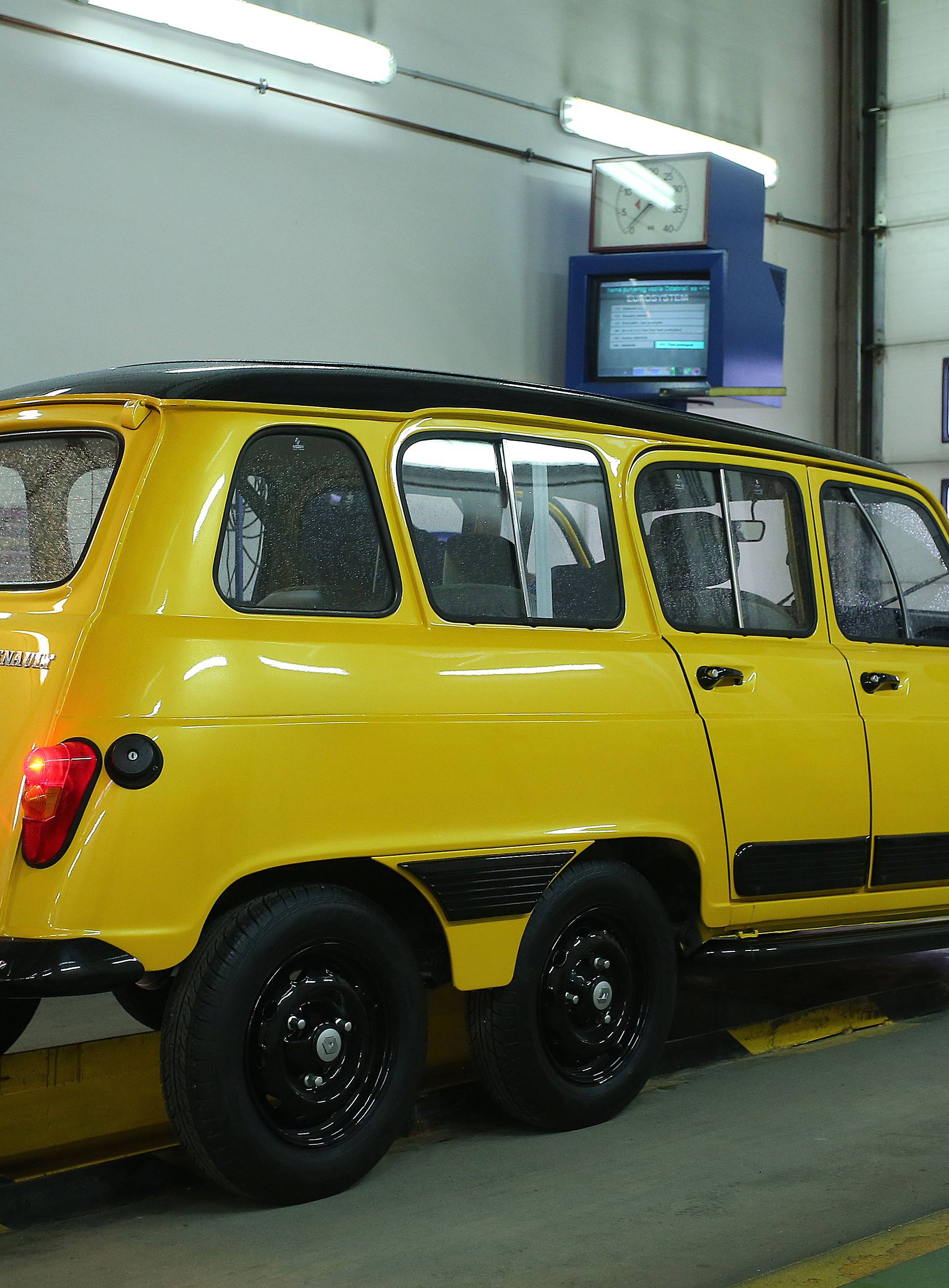 Produženi Renault 4 ima šest kotača i najveći prtljažnik...