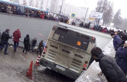 Užas u Moskvi: Autobus sletio u pothodnik, petero poginulih