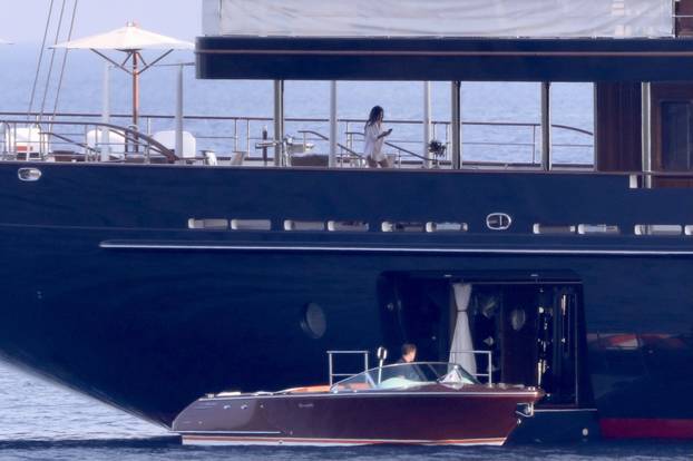 Korčula: Jeff Bezos i Lauren Sanchez odmaraju na palubi svoje jahte Koru