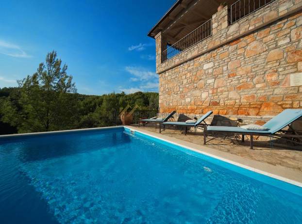 FOTO Pogledajte kako izgleda jedna od najskupljih vila na Hvaru: Ima osam apartmana