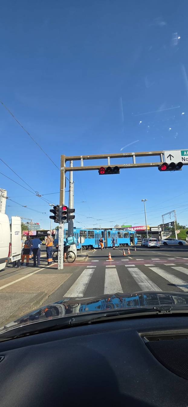 FOTO Tramvaj iskočio iz tračnica