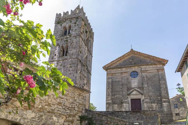Hum, naselje u sastavu Grada Buzeta, koje nazivaju i najmanji grad na svijetu