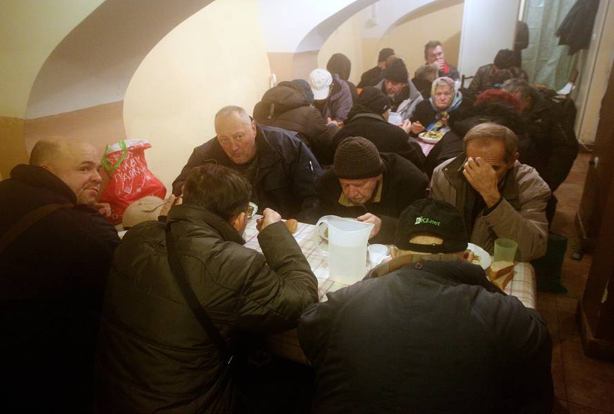 Zagreb: NogometaÅ¡i Dinama podjelili poklone i tople obroke korisnicima puÄke kuhinje