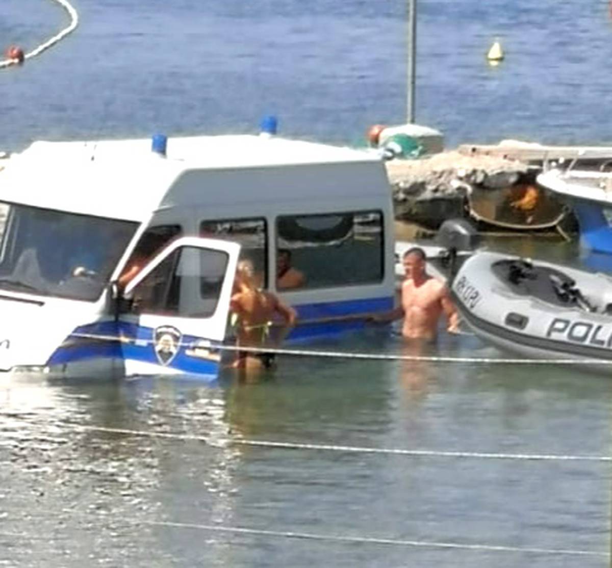 VIDEO Policijski kombi u moru: Izvlačili gumenjak pa se okupali