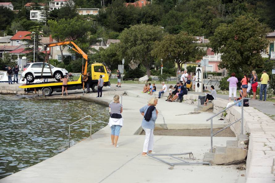 Pretjecao, sudario se s autom pa preletio preko glava kupača
