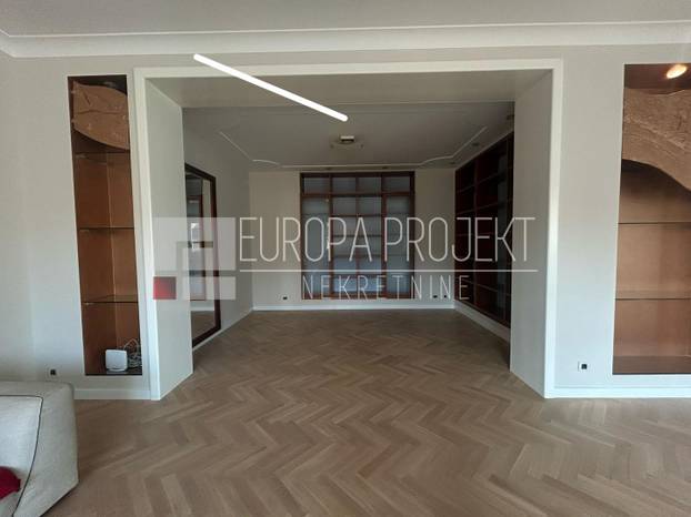 FOTO Zlatna tuš kabina, telefon kraj WC-a! Ovaj stan iznajmljuju na Trgu u Zagrebu. I cijena je hit