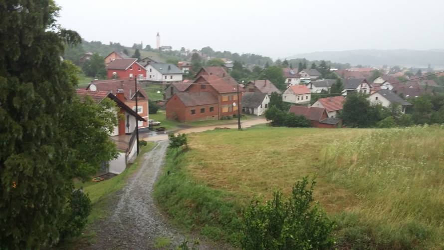 Nevrijeme rušilo stabla, nosilo krovove, kiša poplavila ulice