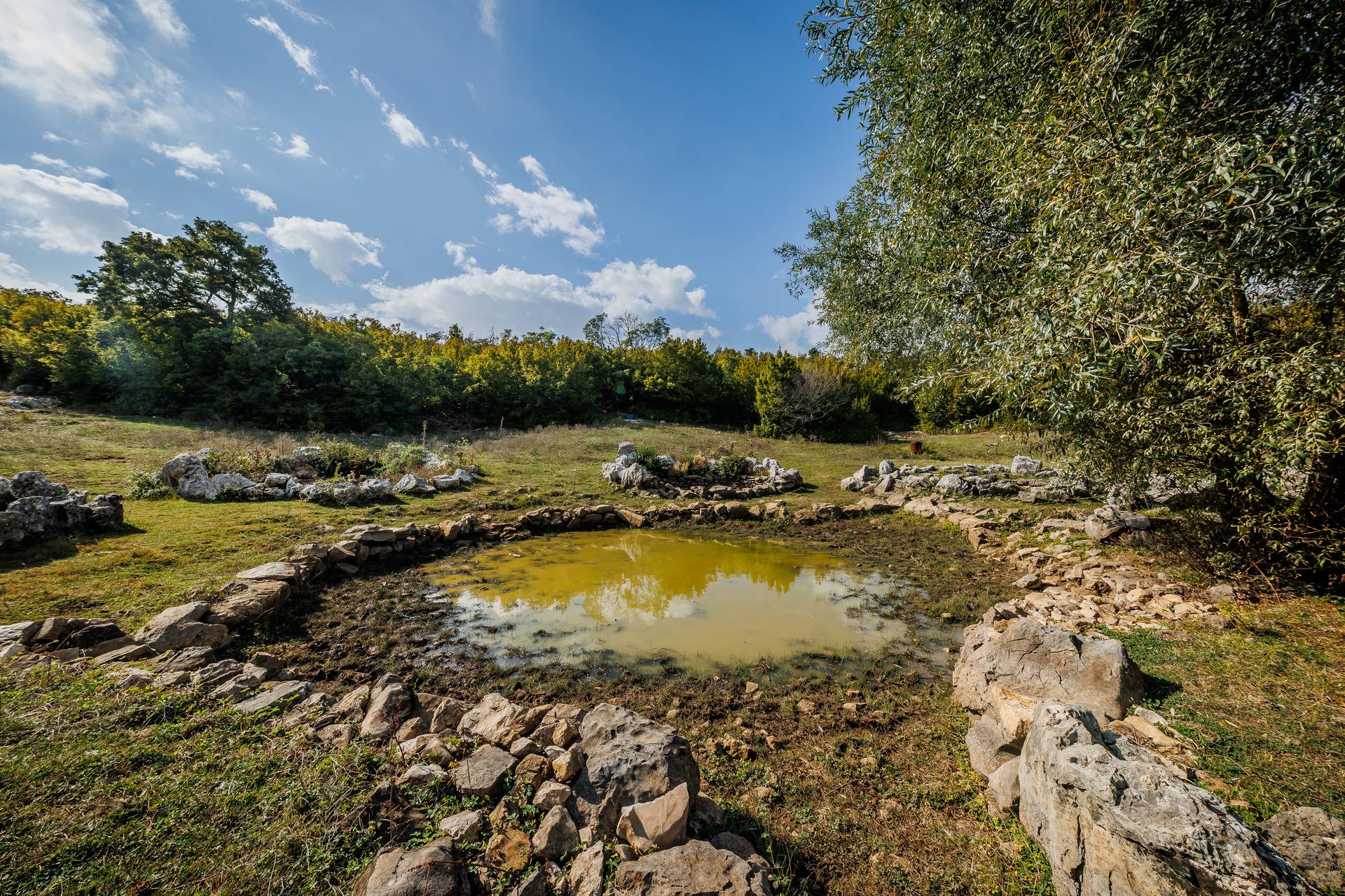 Malo ljudi zna za ove misteriozne bunare u Dalmatinskoj zagori, legenda kaže da nikad nisu presušili