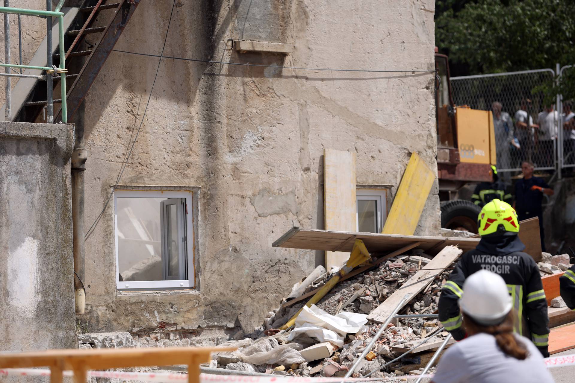 Pao strop u brodogradilištu u Trogiru, jedna osoba je zarobljena pod ruševinama