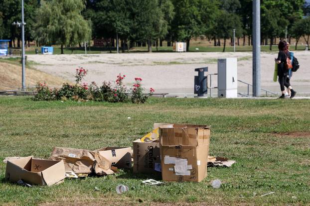 Zagreb: Sendviči i peciva razbacani po Bundeku šest dana nakon Thompsonovog koncerta