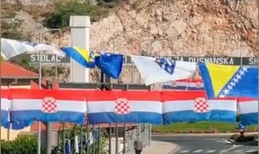 VIDEO Bosanskohercegova&ccaron;ke i hrvatske zastave stoje jedne do drugih u Stocu. Problema nema