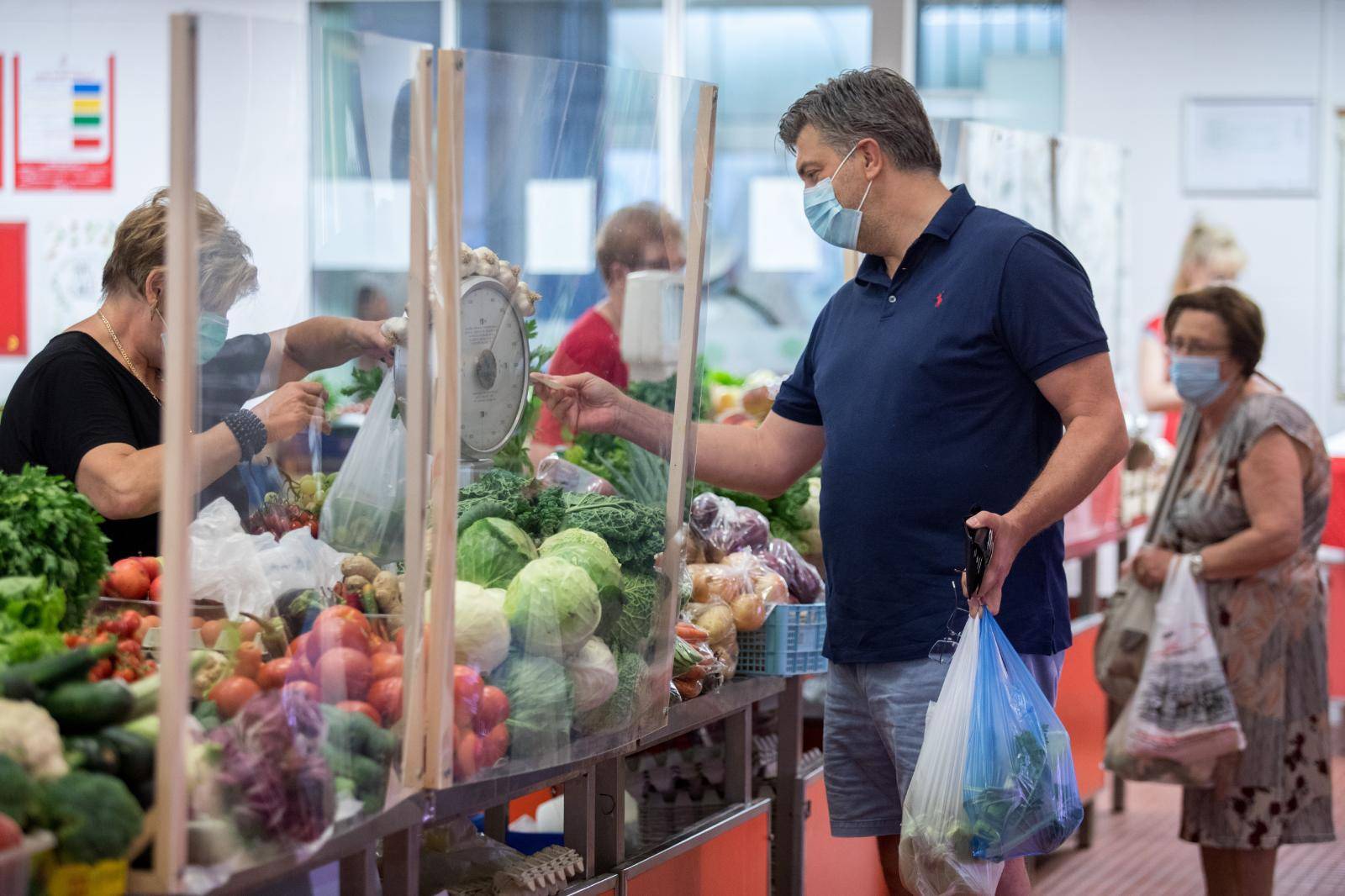 Premijer Plenković godišnji odmor provodi u Opatiji, u jutarnjim satima posjetio je tržnicu i ljekarnu