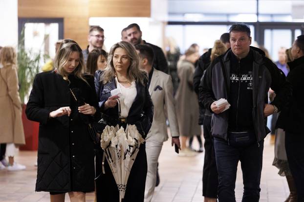 Brojni gledatelji stigli na predstavu Lepa Brena Project u Splitu