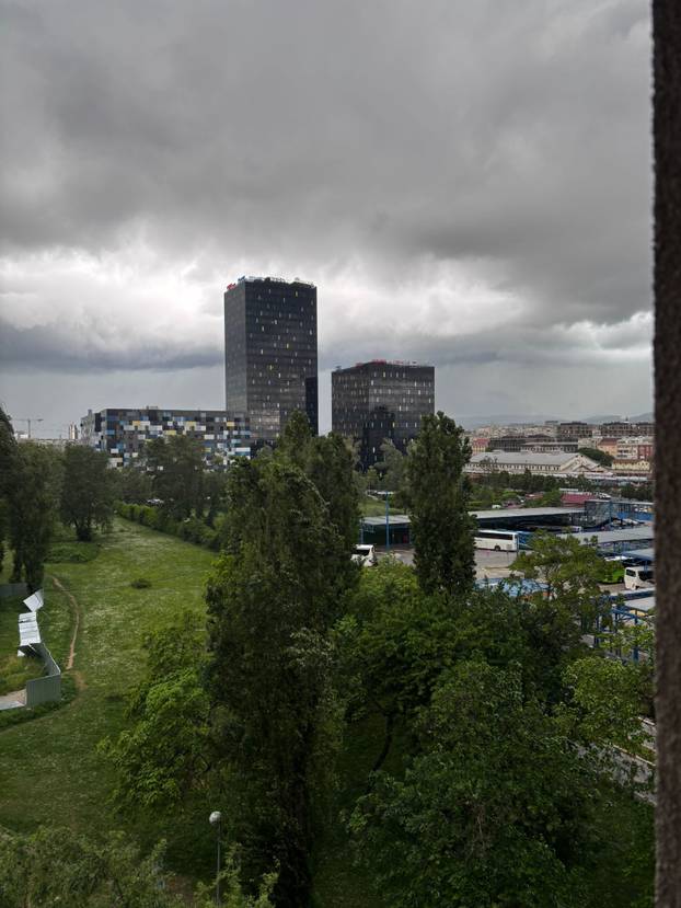 FOTO/VIDEO Olujno nevrijeme poharalo je Zagreb! 'Kaos! Pada tuča, grmi, vjetar ruši sve...'