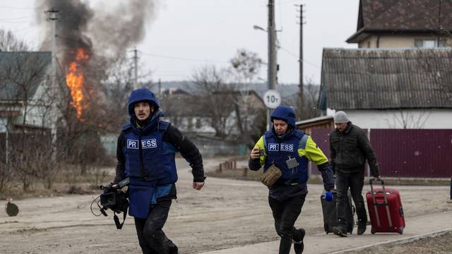 Russian troops advance towards the capital of Kyiv in Irpin