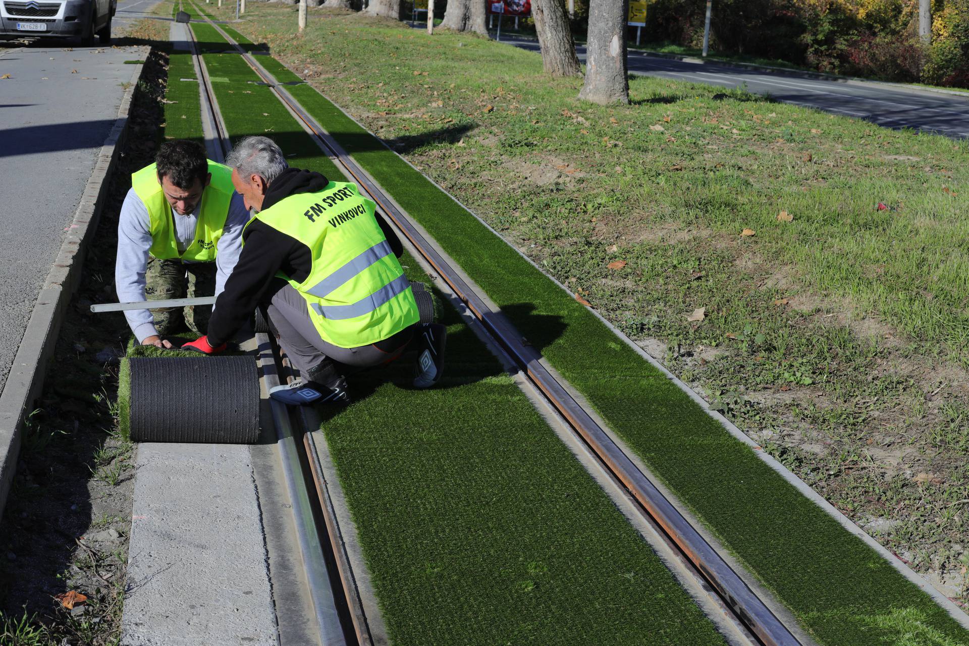 Postavljanje dekorativne zelene podloge na tramvajskoj pruzi u Osijeku